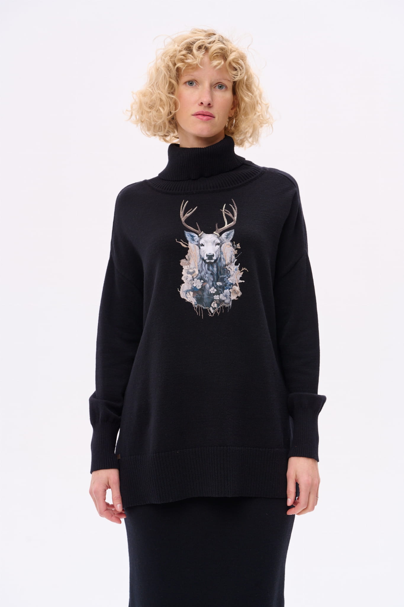 Sweter Lyly czarny jeleń  (5).jpg